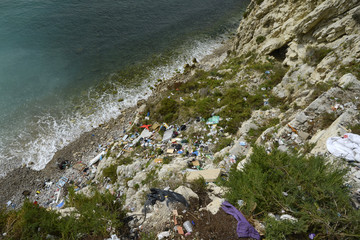 Wilde Müllkippe an der Küste von Eivissa auf Ibiza