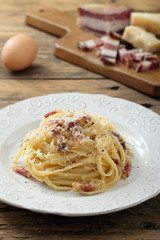 pasta carbonara  con uova carne e formaggio sfondo tavolo di cucina rustico