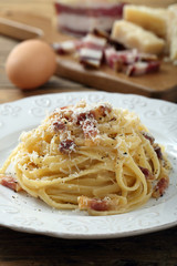 pasta carbonara  con uova carne e formaggio sfondo tavolo di cucina rustico