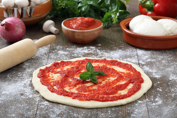 pizza con pomodoro sfondo rustico
