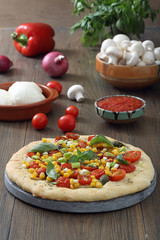 pizza vegetariana su sfondo rustico