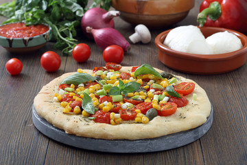 pizza vegetariana su sfondo rustico