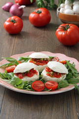 mozzarella ripiena  con pomodori e verdure sfondo tavolo di cucina rustico