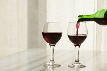 beyaz masada kırmızı şarap