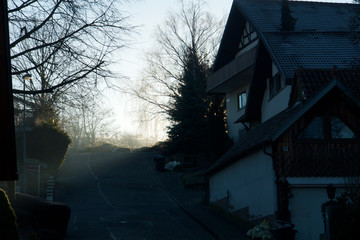 Morgennebel auf eine steilen Straße
