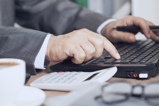 ofiste &ccedil;alışan gen&ccedil; erkek