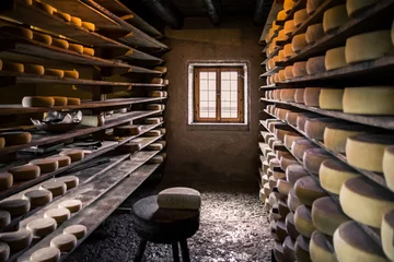 Fototapete Milchprodukte Almhütte, die hausgemachten Käse herstellt.