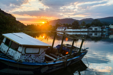 Fototapeta na wymiar boat sunset