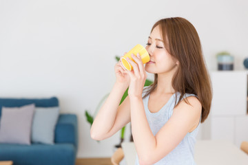 飲み物を飲む女性
