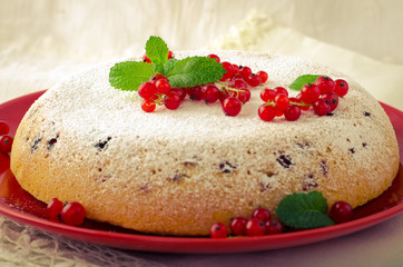 Vanilla sponge cake with fresh red currants