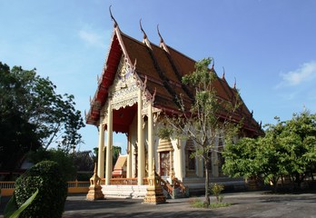 Obraz premium Buddhist temple with colorful roof against the sky in Thailand