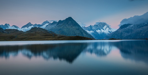 Alpes bernoises au petit matin