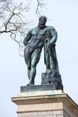 Obraz premium The sculpture of Hercules on the Cameron gallery cloudy April day. Saint-Petersburg