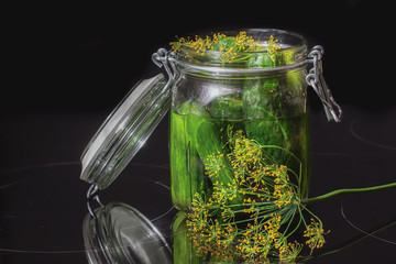 Eingelegte Gurken auf einer Herdplatte