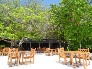 Restaurant am weißen Sandstrand unter schattigen Bäumen 2