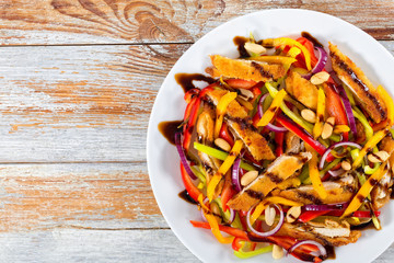 mango,  chicken meat,  peanuts, bell pepper, red onion salad