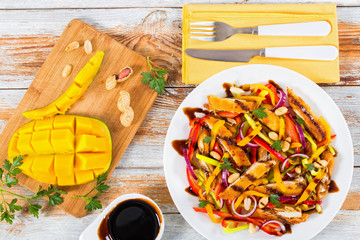 mango,  chicken meat,  peanuts, bell pepper, red onion salad