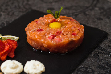 Tartar with bread toasts