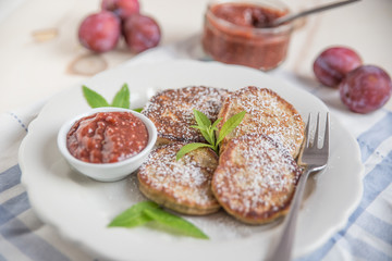Pancakes mit Pflaumenmus 