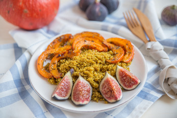 Quinoa Salat mit Feigen und Kürbis