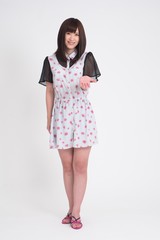 ワンピースを着た20歳代の女性