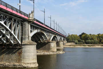 Obraz premium Warszawa, Most Poniatowskiego, dziki brzeg Wisły