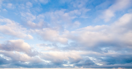 Fototapety  Chmury nad błękitnym niebem w letni dzień, tło
