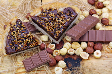 Crostata di nocciole , cioccolata e nocciole , 