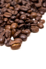Obraz premium Coffee beans isolated on white background