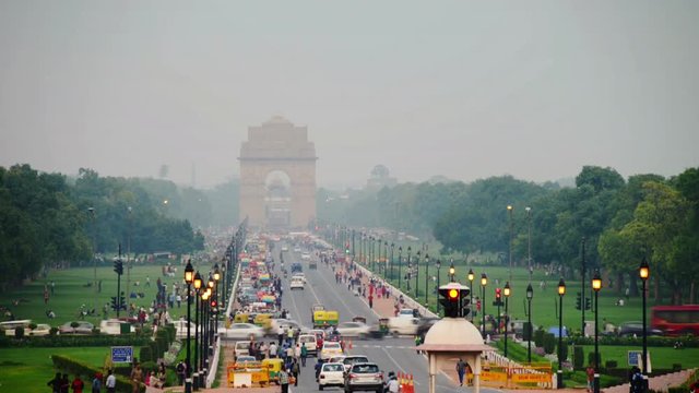 Time-lapse of Car and people traffic to the India Gate in Delhi in the evening