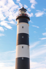 le phare noir et blanc de chassiron à la pointe de l'ile d'Oléron
