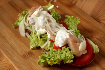 Bauernbrot mit Matjes und Salat 