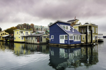 Fototapeta na wymiar fisherman's wharf house boats