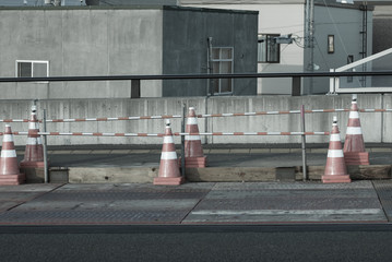 路上の三角コーン
