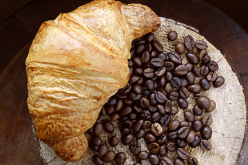 croissant e chicchi di caffè