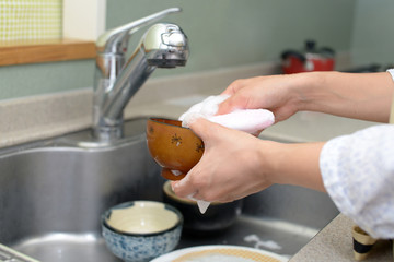 食器を洗う女性