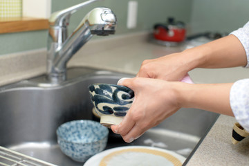 食器を洗う女性