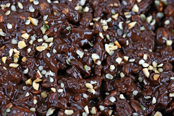 croccante di cioccolato fondente con frutta secca e semi - closeup