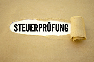 Abgerissenes Papier mit Steuerprüfung