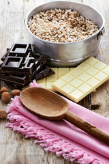 cioccolato bianco e nero con farro soffiato