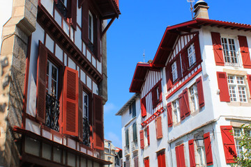 Façades basques typiques à Saint-Jean-de-Luz (France / Pays basque)