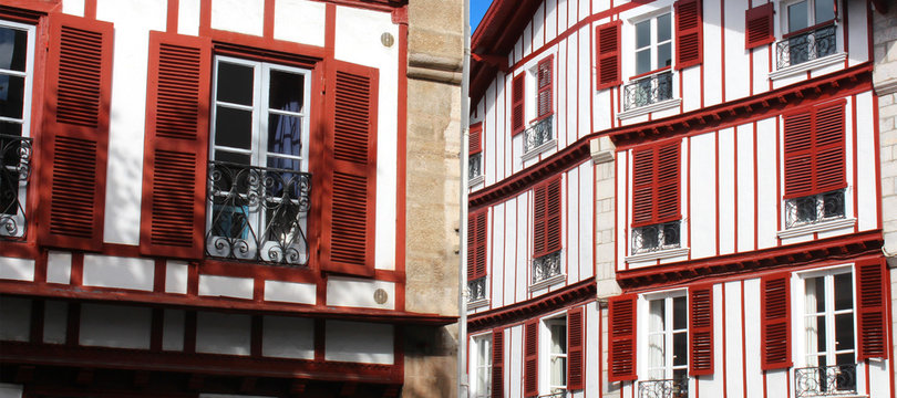 Fa&ccedil;ades basques typiques &agrave; Saint-Jean-de-Luz (France / Pays basque)