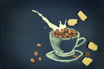 Tasse Kaffee (gemalt mit Kreide) mit Milch (echt) und Zucker (echt) auf rustikaler Kreidetafel 