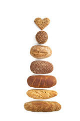 Fototapeta na wymiar verschiedene Sorten Brot übereinander, isoliert