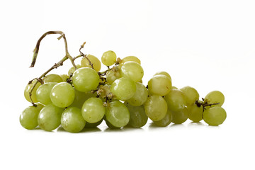 Grappolo isolato di uva bianca su fondo bianco