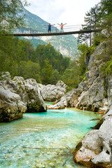 älteres paar beim Wandern im Soca Tal auf einer Hängebrücke