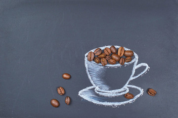 Kaffeebohnen in einer Tasse aus Kreide, gemalt