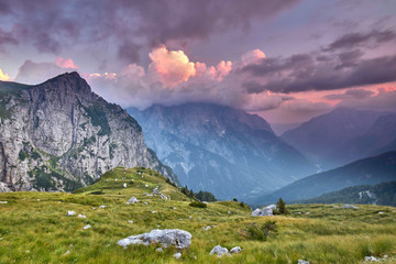 Slowenien, Gipfel des Berges Mangart, julische Alpen zum Sonnenuntergang