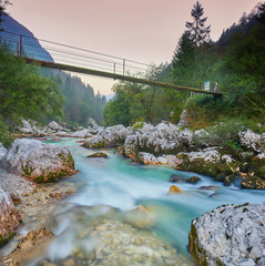 Brücke über die Soca, Herbst in den slowenischen Alpen