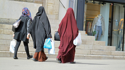 Femmes musulmanes revenant du marché